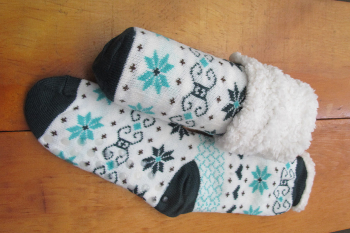 Sherpa-Lined Cabin Socks .  Dark and light green color.  Snowflake/ faireisle desgin